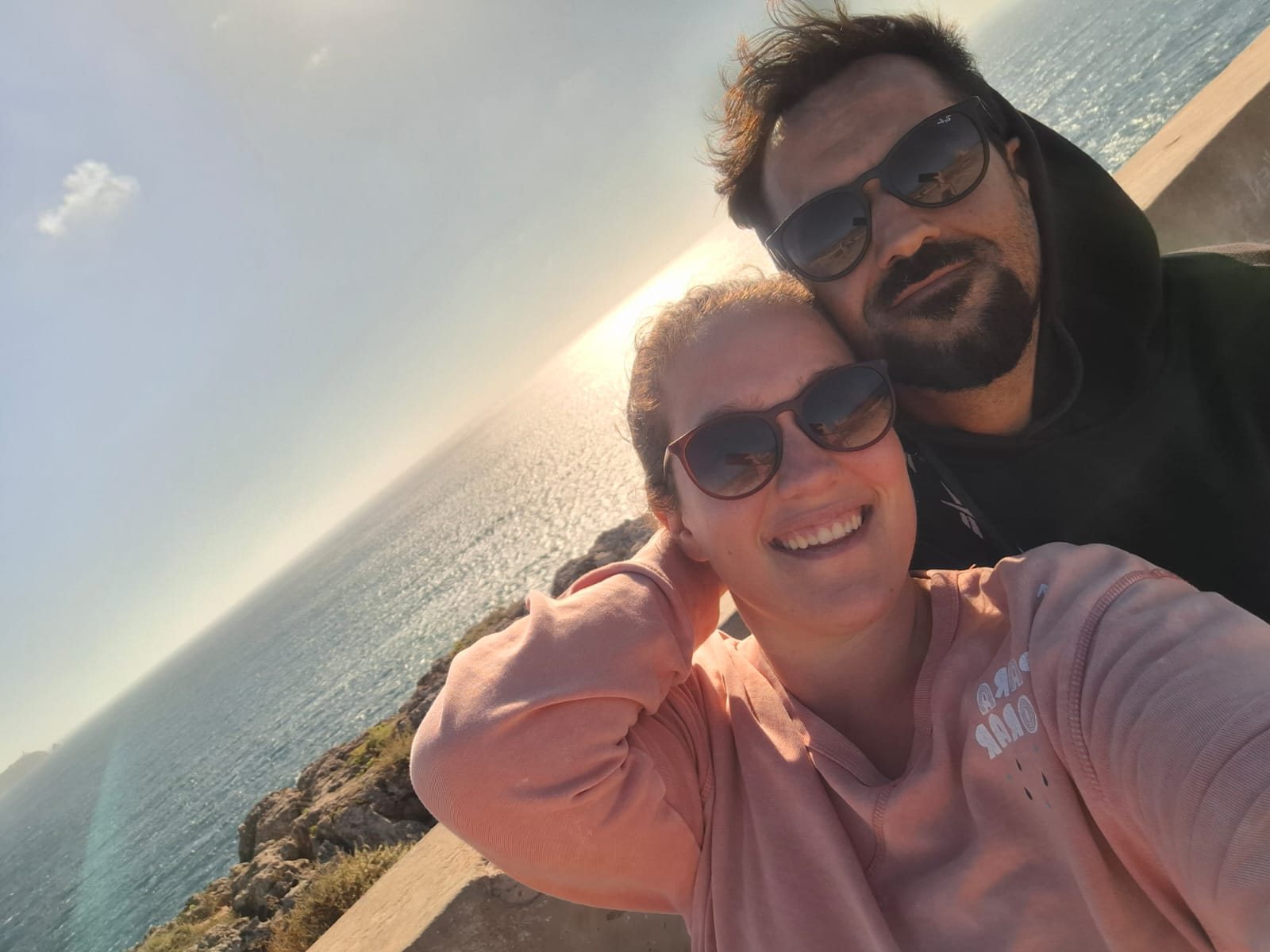 María y Jose junto al mar al atardecer